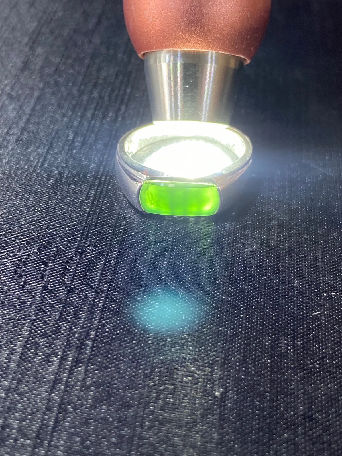 【墨翠戒指】
 s925银镶嵌 黑度好 灯打通透  品相饱满大气 尺寸11.5