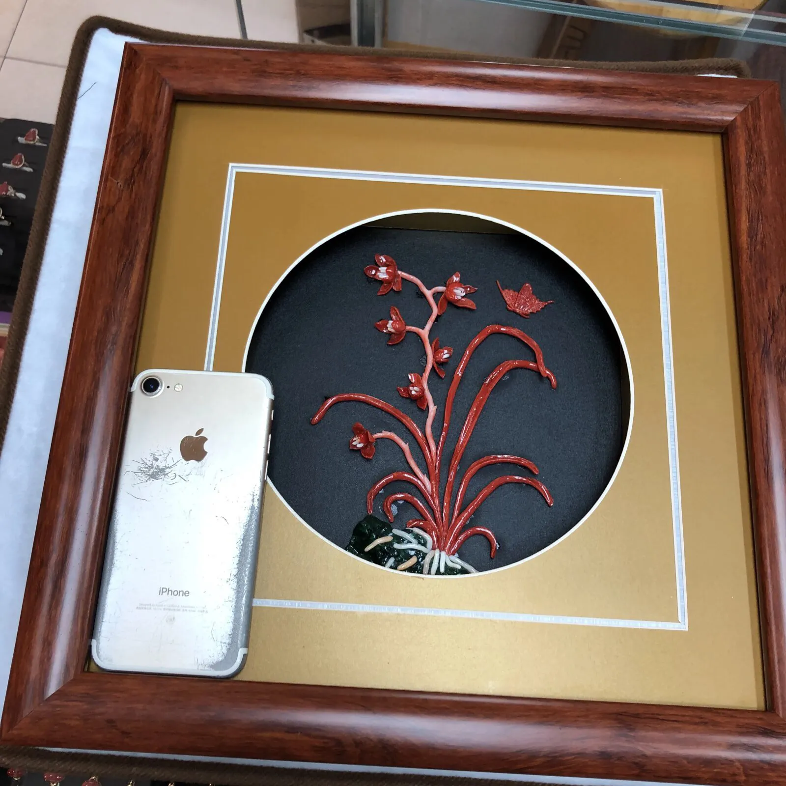 【天然红珊瑚立体画】天然珊瑚枝精雕珊瑚花的结合，意境美，突出立体感，色泽搭配自然，花和蝴蝶形象逼真，颜色娇艳动人，材料为意大利沙丁红珊瑚料，绿色为孔雀石白珊瑚点缀！可出任何机构证书，裸枝尺寸160mm*130*6mm，整体尺寸350*350*42mm，总重1351.8克左右，新房装饰，会所陈设，艺术品收藏，珊瑚贵为佛教珍宝，稀少且珍贵，喜欢的请珍惜！