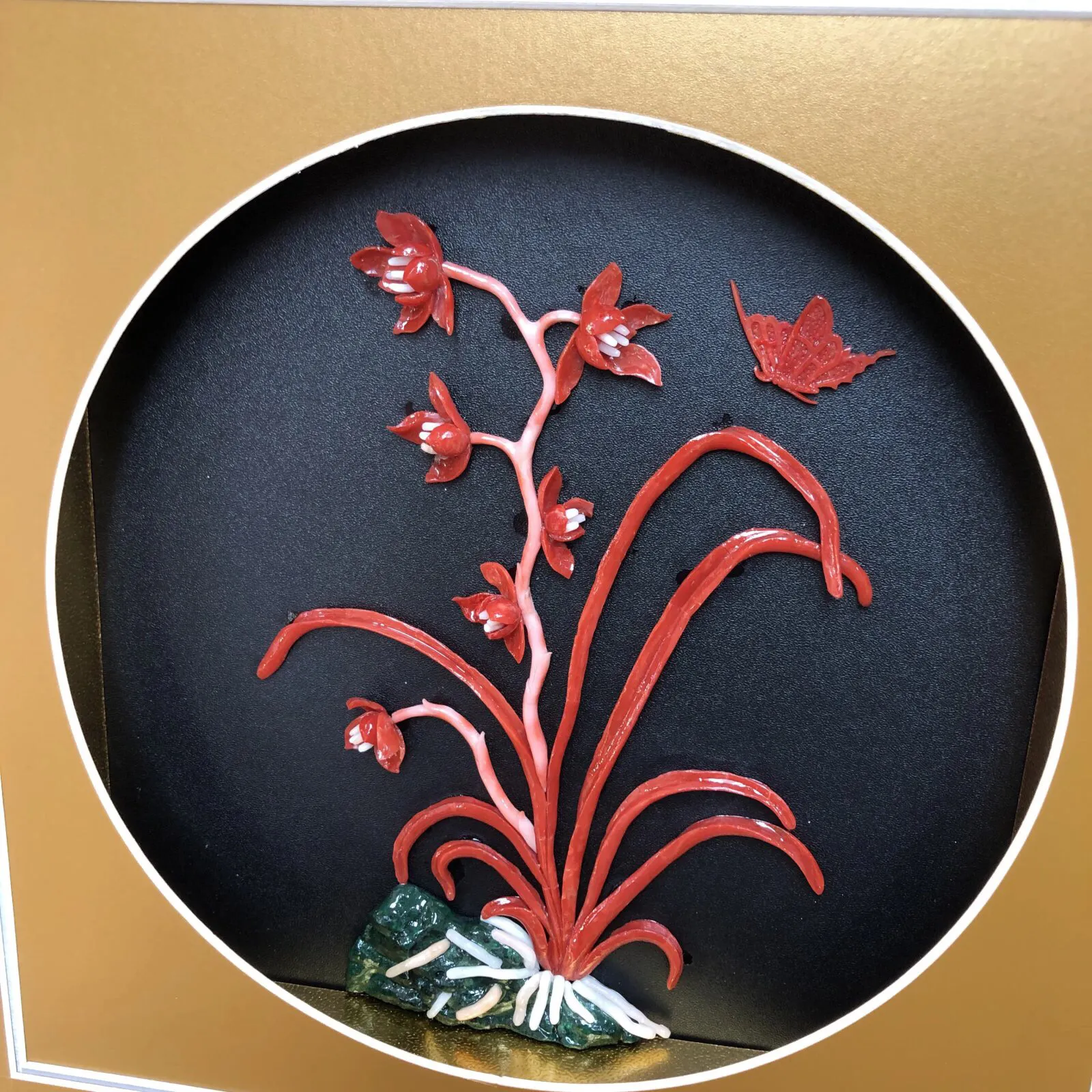 【天然红珊瑚立体画】天然珊瑚枝精雕珊瑚花的结合，意境美，突出立体感，色泽搭配自然，花和蝴蝶形象逼真，颜色娇艳动人，材料为意大利沙丁红珊瑚料，绿色为孔雀石白珊瑚点缀！可出任何机构证书，裸枝尺寸160mm*130*6mm，整体尺寸350*350*42mm，总重1351.8克左右，新房装饰，会所陈设，艺术品收藏，珊瑚贵为佛教珍宝，稀少且珍贵，喜欢的请珍惜！