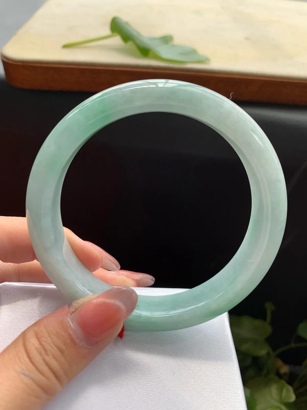 甜绿正圈，种老起胶，冰胶感十足，青春靓丽，棉晶丝不显