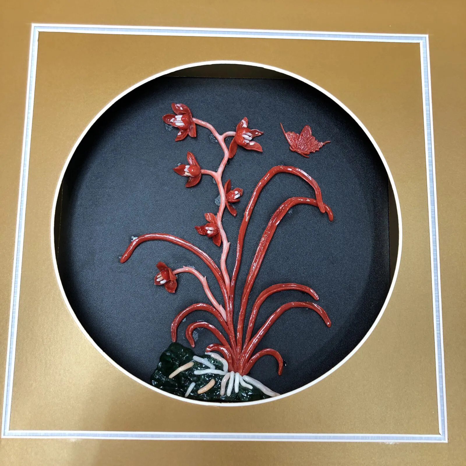 【天然红珊瑚立体画】天然珊瑚枝精雕珊瑚花的结合，意境美，突出立体感，色泽搭配自然，花和蝴蝶形象逼真，颜色娇艳动人，材料为意大利沙丁红珊瑚料，绿色为孔雀石白珊瑚点缀！可出任何机构证书，裸枝尺寸160mm*130*6mm，整体尺寸350*350*42mm，总重1351.8克左右，新房装饰，会所陈设，艺术品收藏，珊瑚贵为佛教珍宝，稀少且珍贵，喜欢的请珍惜！