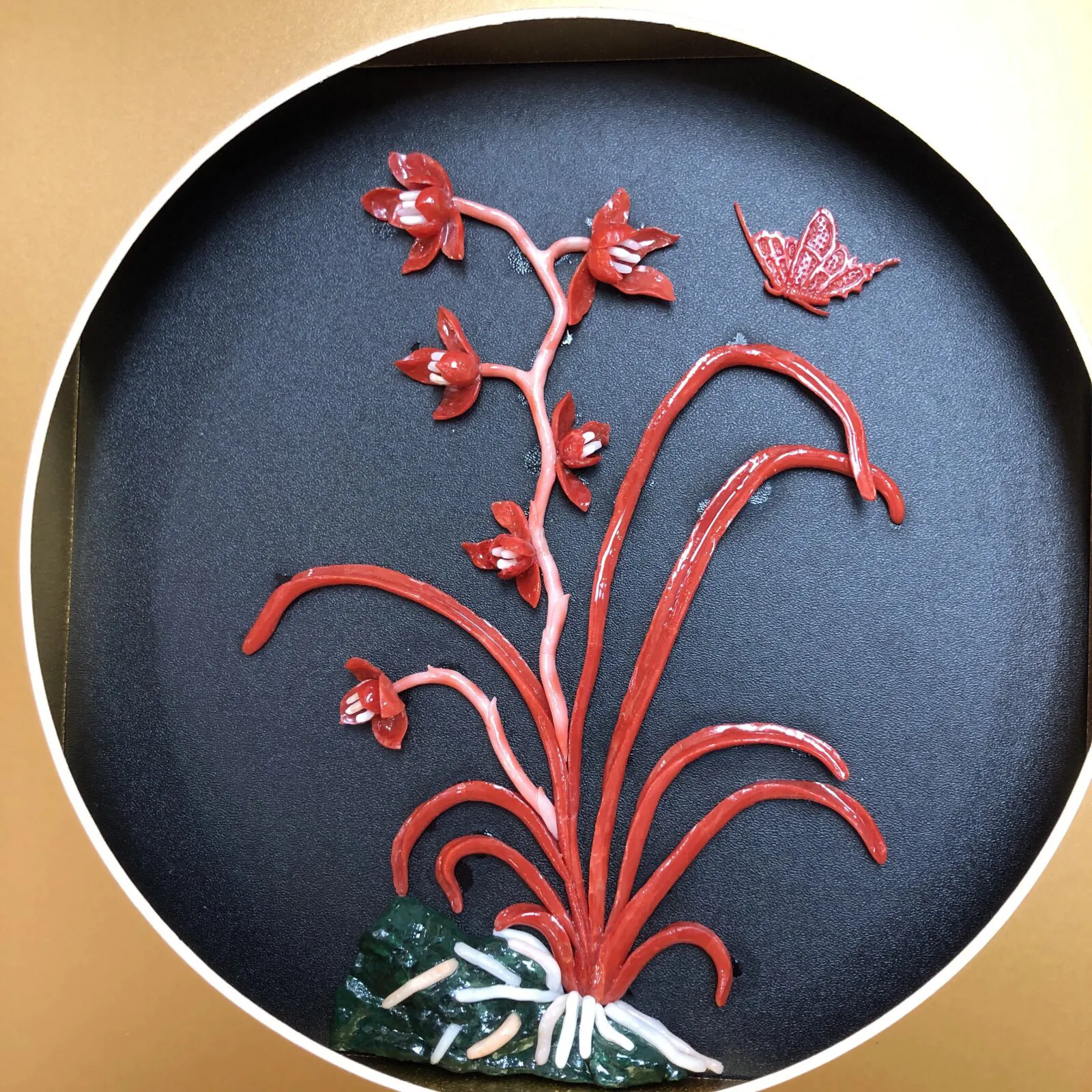 【天然红珊瑚立体画】天然珊瑚枝精雕珊瑚花的结合，意境美，突出立体感，色泽搭配自然，花和蝴蝶形象逼真，颜色娇艳动人，材料为意大利沙丁红珊瑚料，绿色为孔雀石白珊瑚点缀！可出任何机构证书，裸枝尺寸160mm*130*6mm，整体尺寸350*350*42mm，总重1351.8克左右，新房装饰，会所陈设，艺术品收藏，珊瑚贵为佛教珍宝，稀少且珍贵，喜欢的请珍惜！