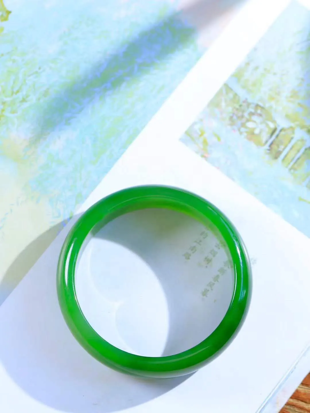 【碧波流转·手镯】

收藏级臻品️和田玉碧玉手镯，玉质细腻温润，手感舒适，️线条流畅，简约大气，美自天成，佩戴于腕间，婉约之美，举手投足间透出那份低调奢华，醉人心扉。
重71.1克 内径圈口60mm 尺寸18.8-7.4mm  FDA-1180322