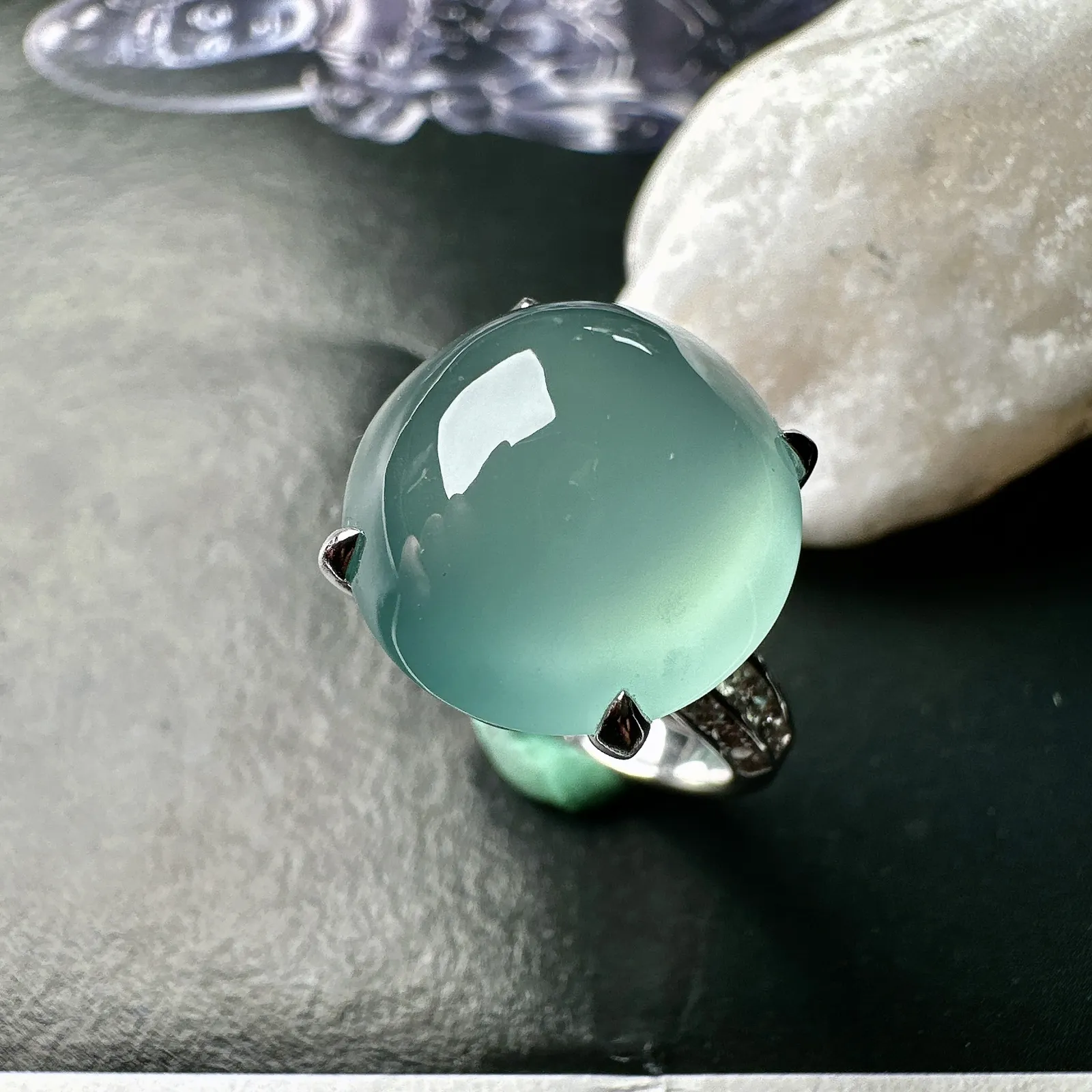 【玻璃种天空蓝蛋面戒指】海水蓝天空蓝大戒指，质地细腻纯净，收藏品质，18k金钻镶嵌，裸石尺寸15.5*15.2*10.6毫米，款式经典，推荐入手。