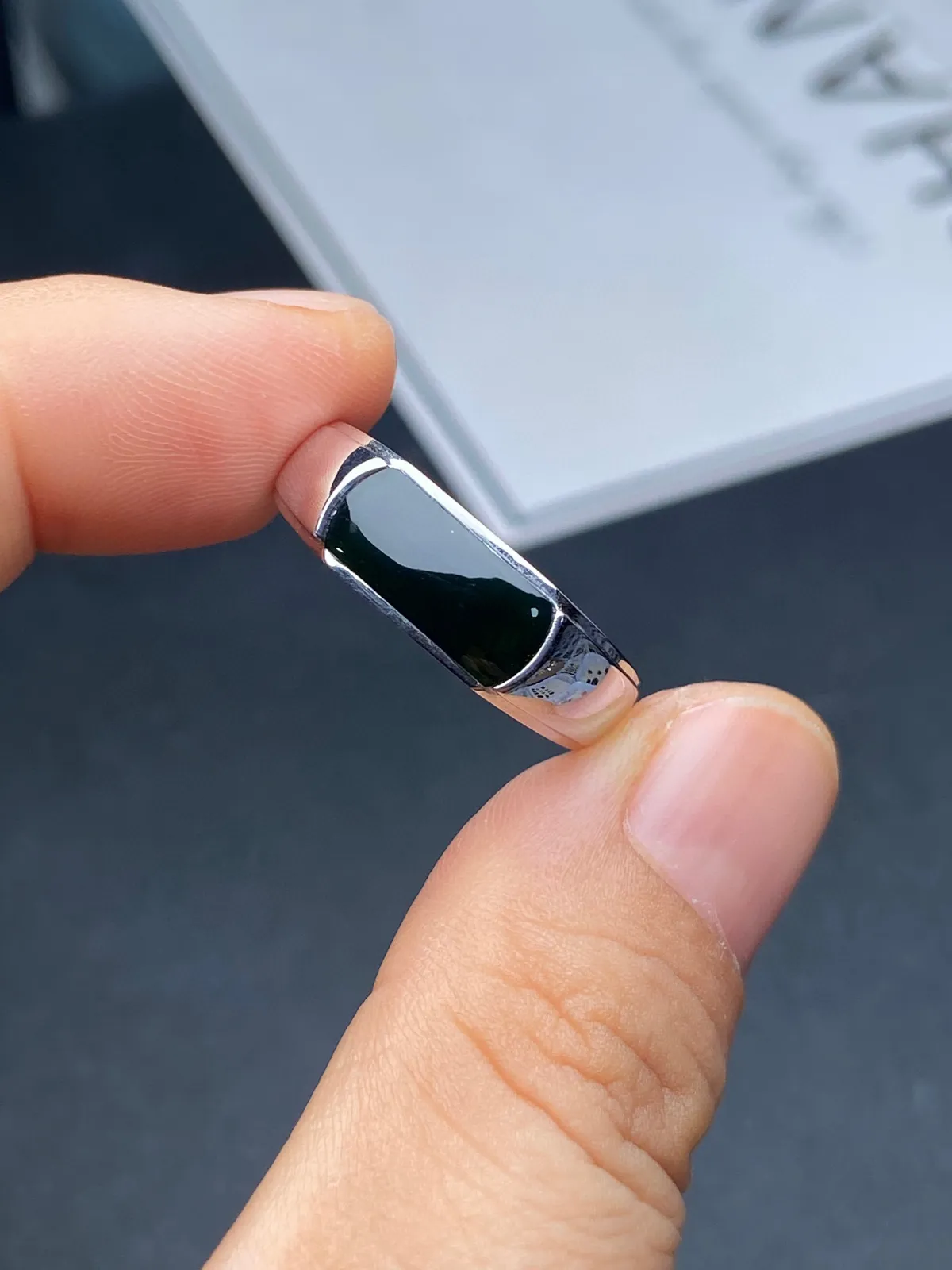 【墨翠戒指】
 s925银镶嵌 黑度好 灯打通透  品相饱满大气 尺寸11.5
