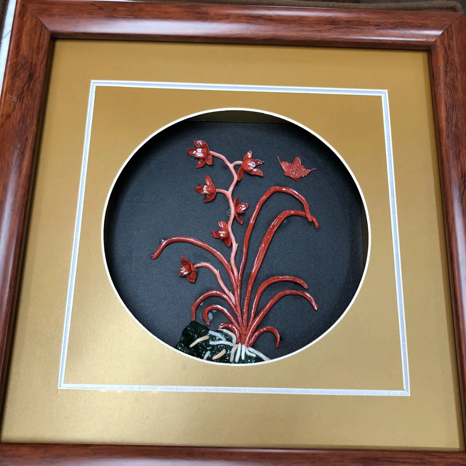 【天然红珊瑚立体画】天然珊瑚枝精雕珊瑚花的结合，意境美，突出立体感，色泽搭配自然，花和蝴蝶形象逼真