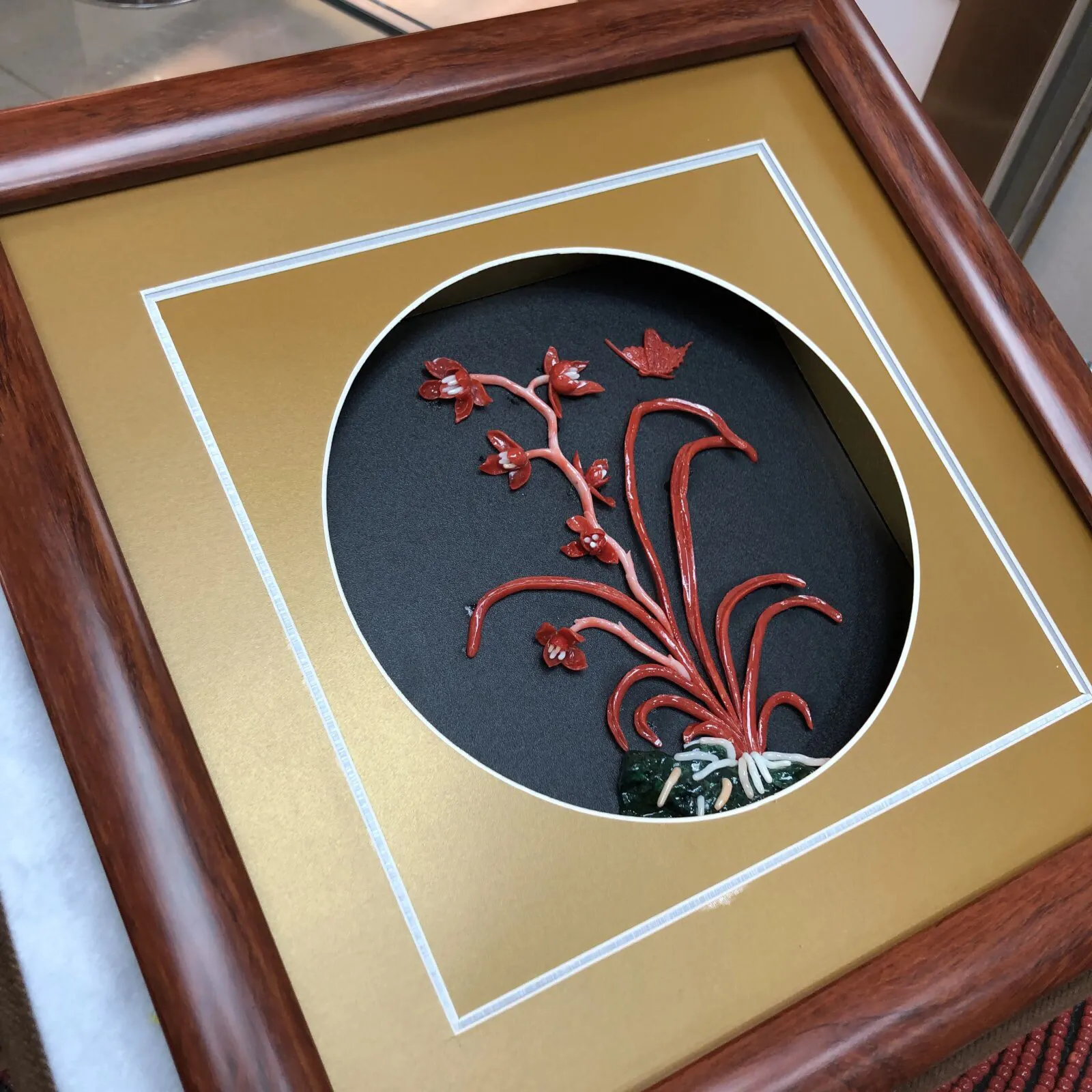 【天然红珊瑚立体画】天然珊瑚枝精雕珊瑚花的结合，意境美，突出立体感，色泽搭配自然，花和蝴蝶形象逼真，颜色娇艳动人，材料为意大利沙丁红珊瑚料，绿色为孔雀石白珊瑚点缀！可出任何机构证书，裸枝尺寸160mm*130*6mm，整体尺寸350*350*42mm，总重1351.8克左右，新房装饰，会所陈设，艺术品收藏，珊瑚贵为佛教珍宝，稀少且珍贵，喜欢的请珍惜！