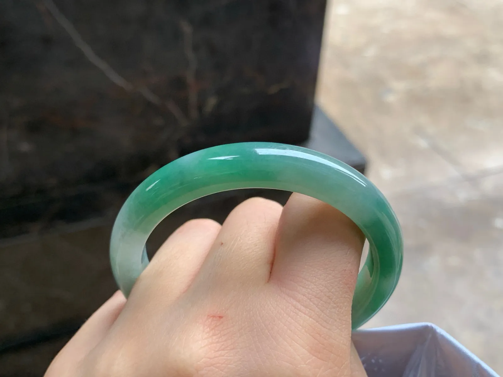 54-9.8-7.8

浓绿色手镯^_^颜色鲜艳 玉质温润