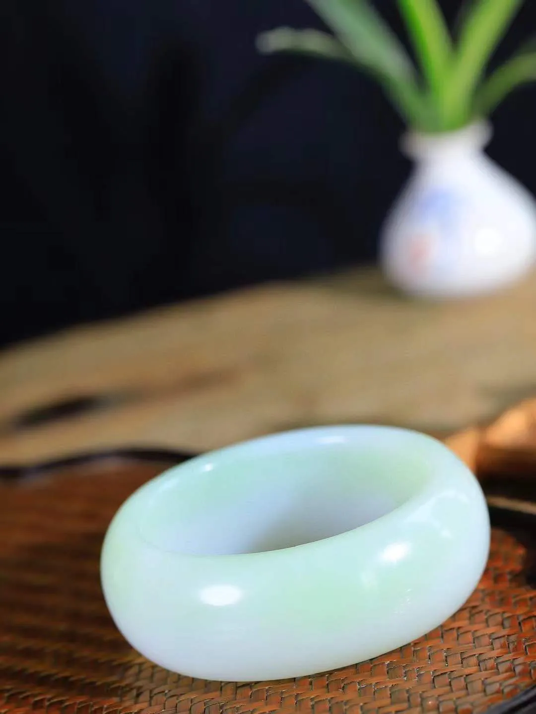 （温柔雅致.手镯）

典藏级臻品和田玉白玉翠青双色轮胎镯。镯型饱满，温润细腻，脂润沁香。️执