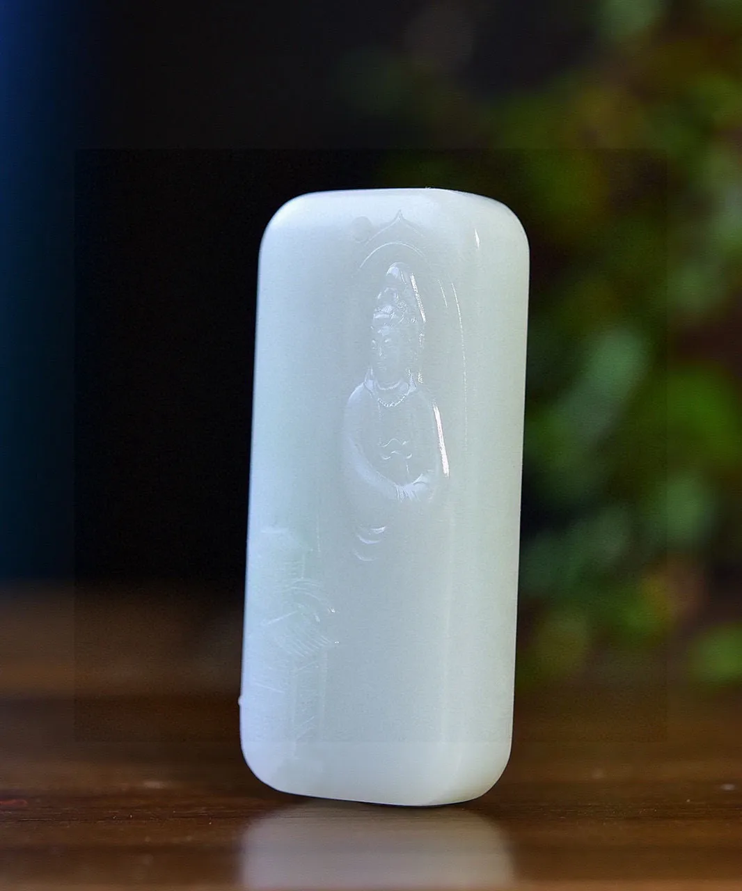 天然和田玉.羊脂玉.带翠.立观音.玉牌.玉质油润.端庄秀美.品性慈悲.菩萨保佑.逢凶化吉.万事顺心.让我们远离杂念.心境平和.观音谐音官印.寓意官运亨通.学业有成.拥有大好的锦绣前程.品质保证全国复检.尺寸46.6/21/9.9重24.48克.