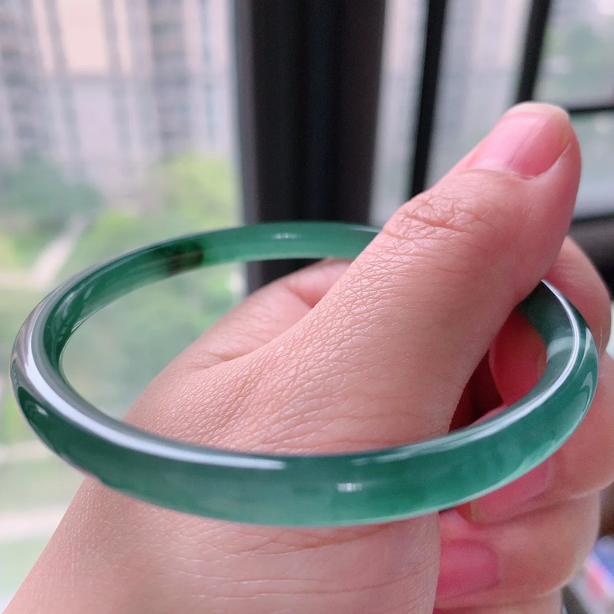 57圈口 冰种飘花翡翠圆条手镯：自然光实拍，天然A货翡翠 底子细腻  种老肉细   上手大气上档次！