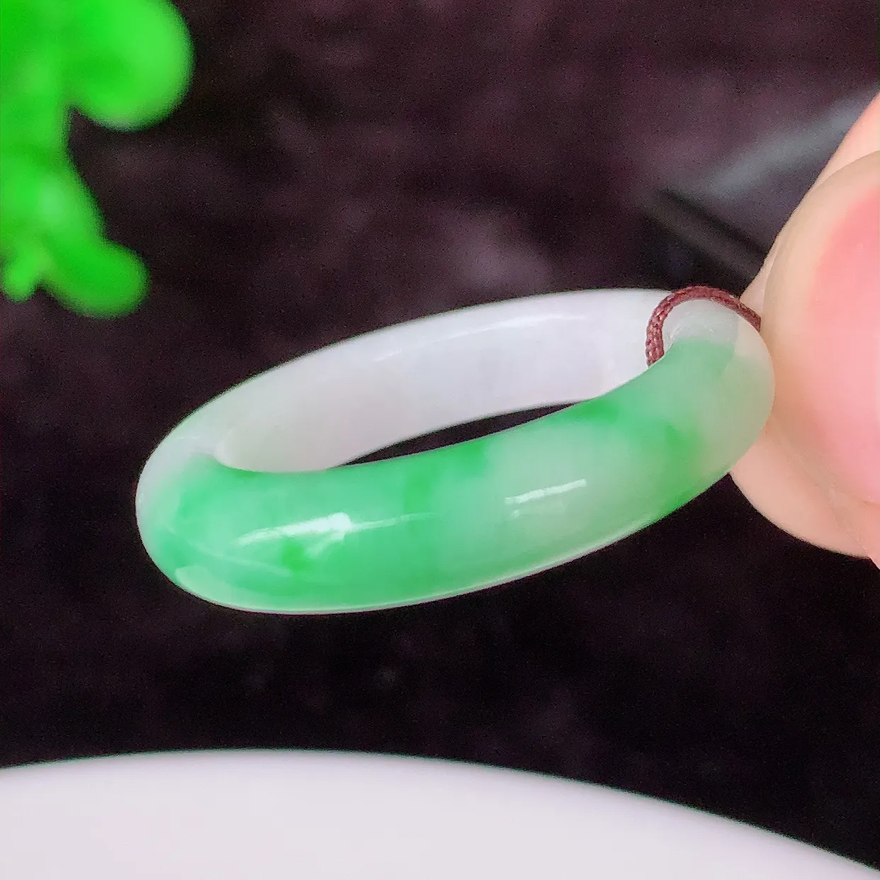 自然光实拍，18mm内径飘绿翡翠指环，玉戒指，玉质莹润，好精美好冰润的指环，17圈口，上手纤巧！#1.3