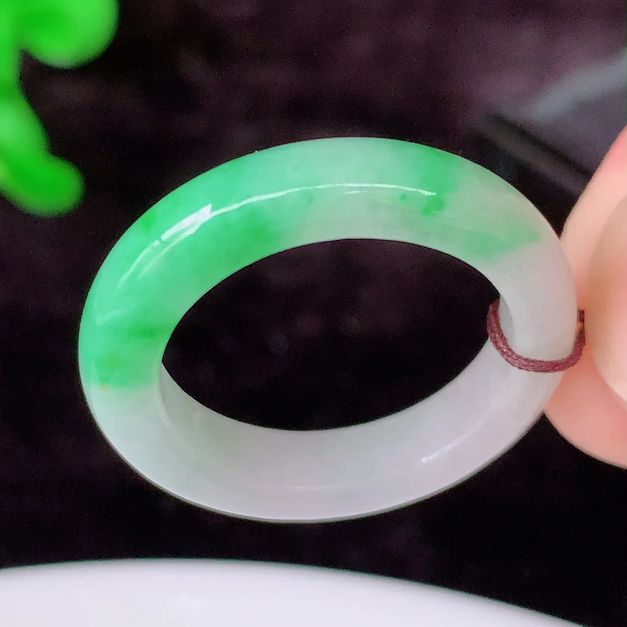 自然光实拍，18mm内径飘绿翡翠指环，玉戒指，玉质莹润，好精美好冰润的指环，17圈口，上手纤巧！#1