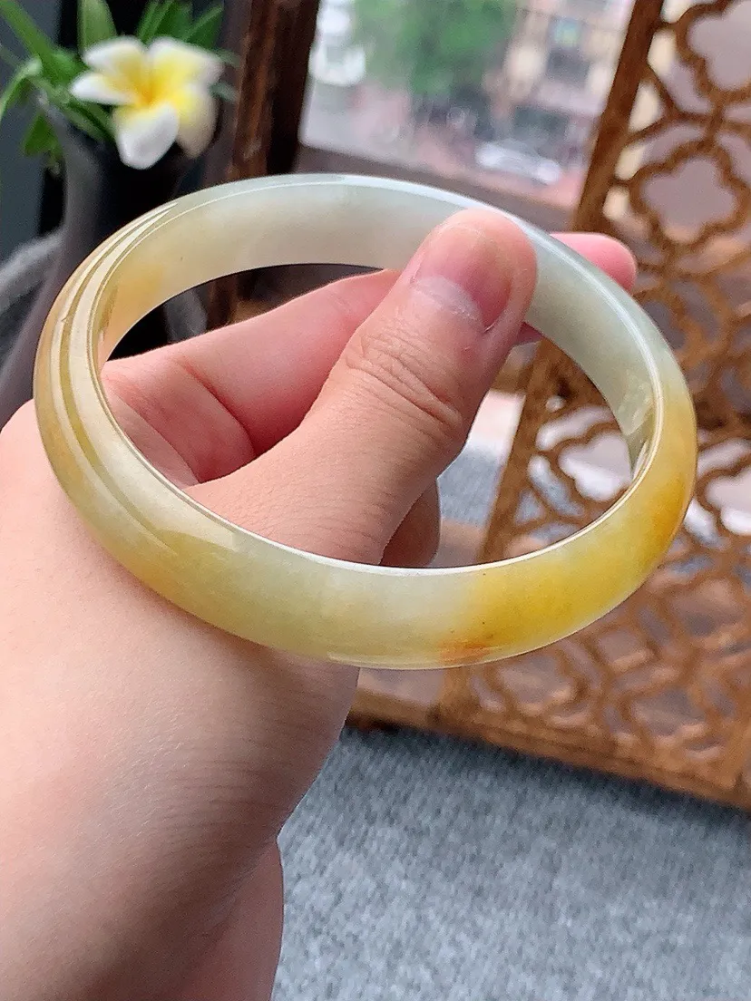 a货翡翠老坑飘黄翡正装正圈手镯65-66大圈口  尺寸65×12.5×6.5mm 重量52.58g 