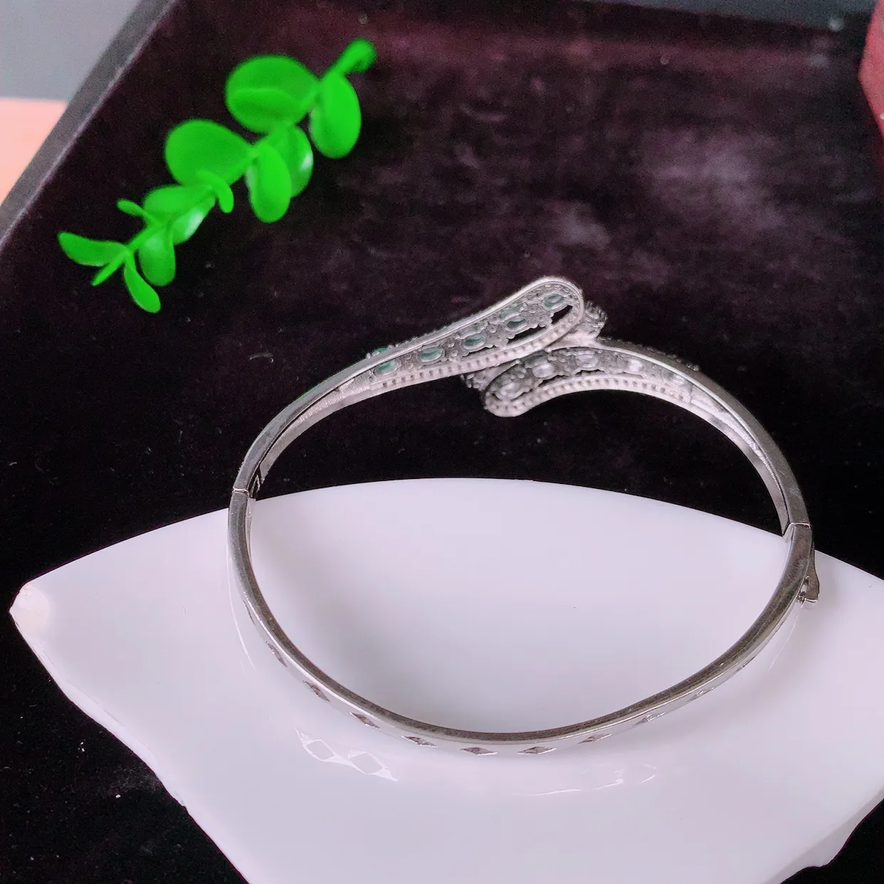冰透满绿翡翠925银镶嵌手镯，自然光实拍，翠色灵动，颜色漂亮，种老水足，品相佳，佩戴佳品！#97.3整体58*51*17.8-5裸石3.2-3.2