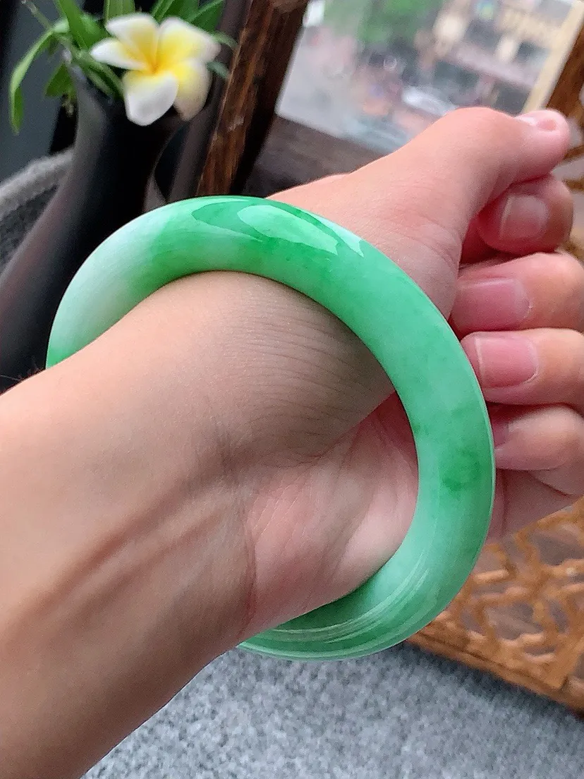 a货翡翠老坑满绿飘绿圆条手镯57-58圈口 尺寸57×11.3mm 重量72.00g 0803