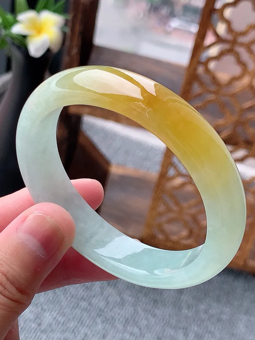 a货翡翠老坑冰种飘黄翡贵妃手镯53-54圈口 尺寸53.5×45.5×13.2×7.3mm 重量49