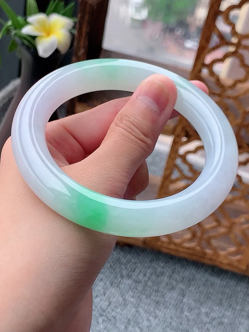 a货翡翠老坑飘绿胖圆条手镯60-61大圈口  尺寸60×12mm 重量89.80g 0803