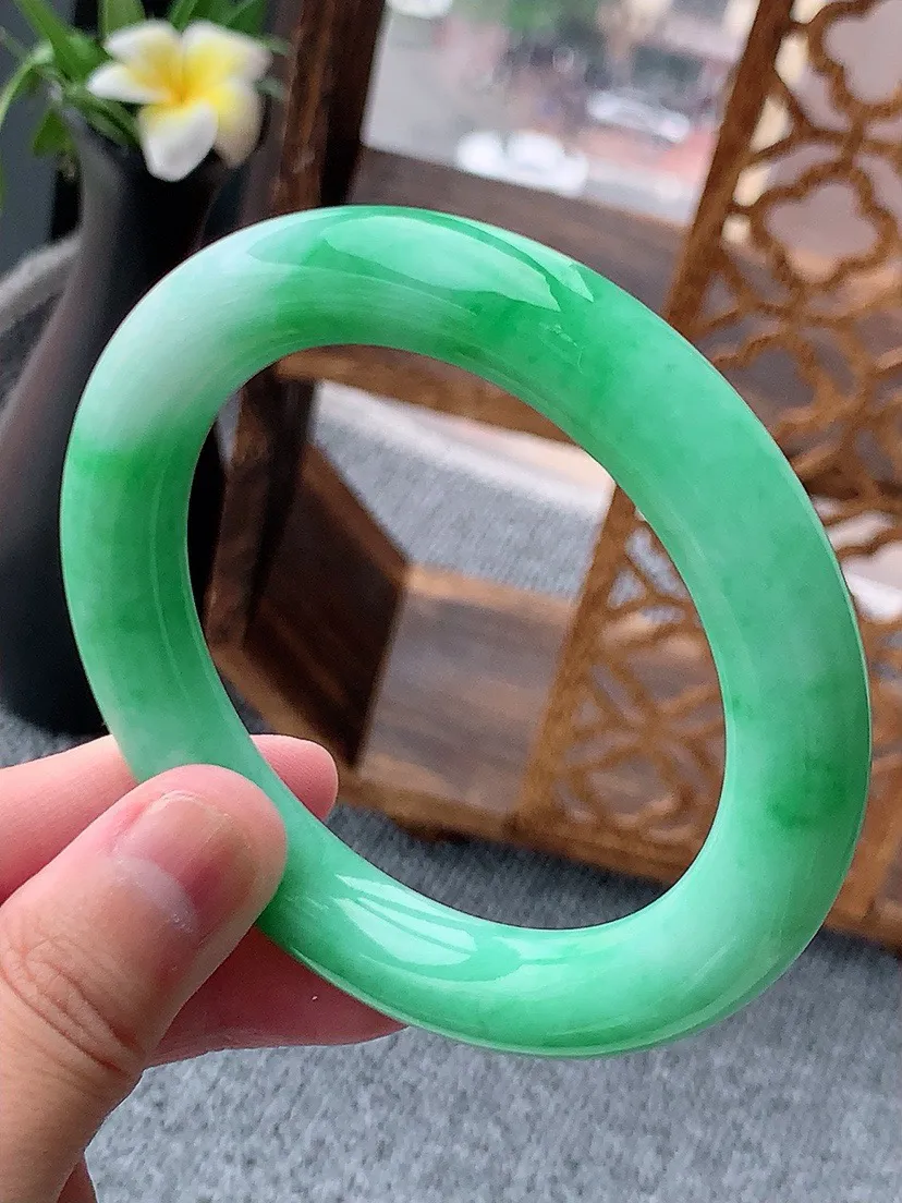 a货翡翠老坑满绿飘绿圆条手镯57-58圈口 尺寸57×11.3mm 重量72.00g 0803
