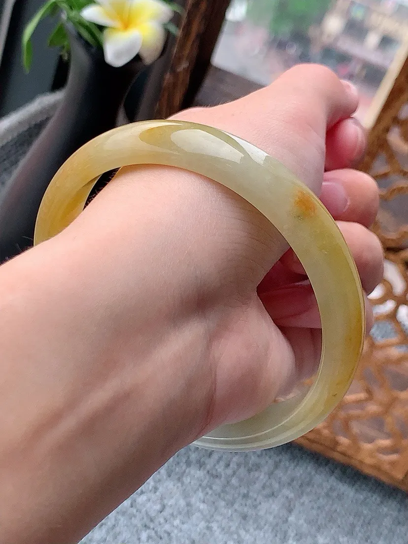 a货翡翠老坑飘黄翡正装正圈手镯65-66大圈口  尺寸65×12.5×6.5mm 重量52.58g 0803