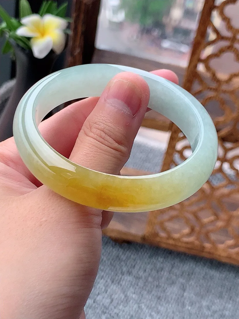 a货翡翠老坑冰种飘黄翡贵妃手镯53-54圈口 尺寸53.5×45.5×13.2×7.3mm 重量49.29g 0803
