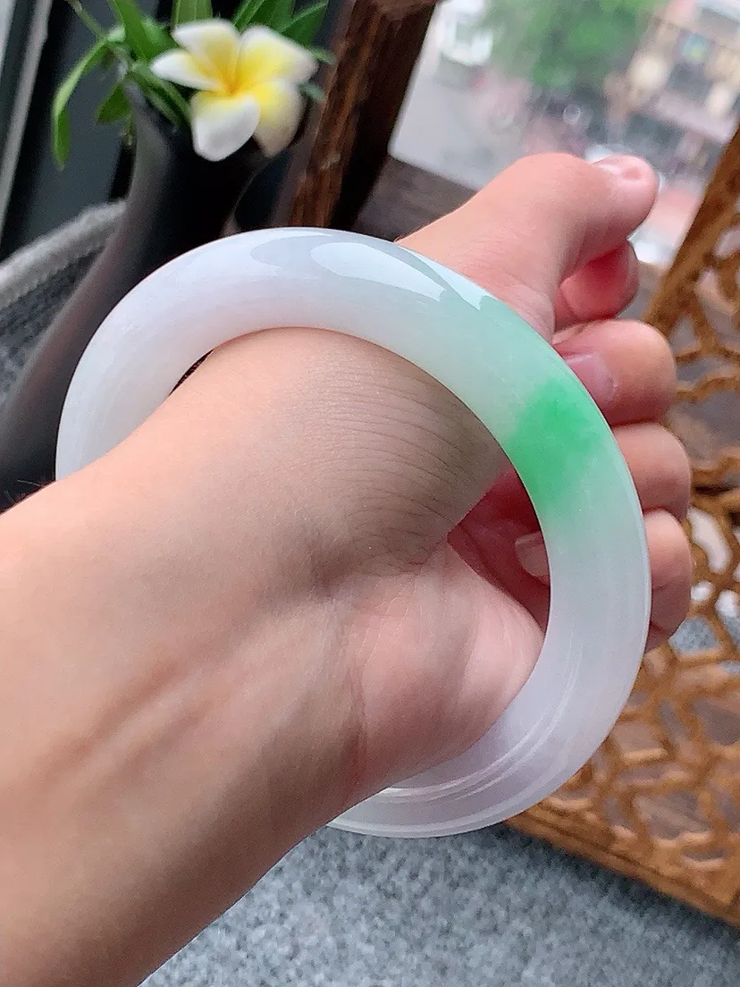 a货翡翠老坑飘绿胖圆条手镯60-61大圈口  尺寸60×12mm 重量89.80g 0803