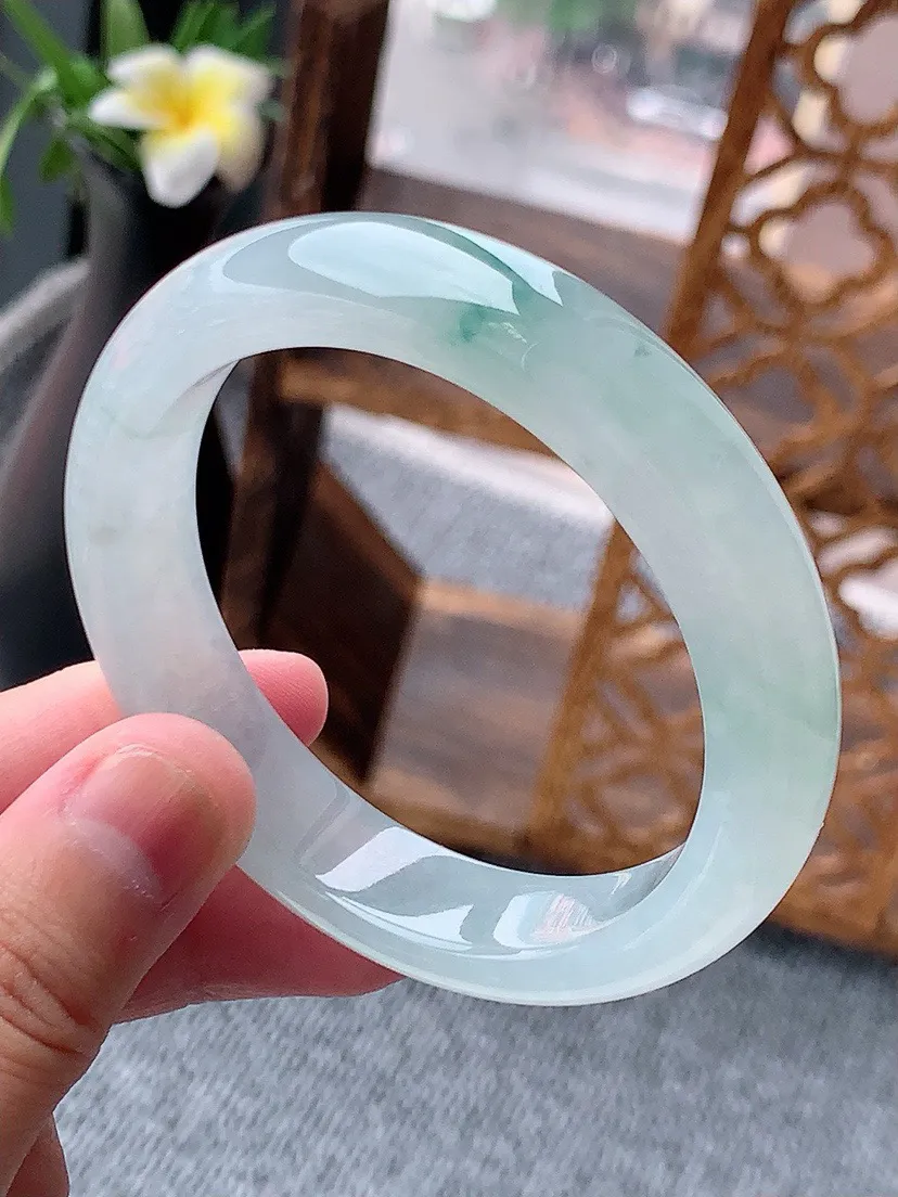 a货翡翠老坑冰种飘花正装正圈手镯52-53小圈口 尺寸52×11.8×7.8mm 重量49.97g 