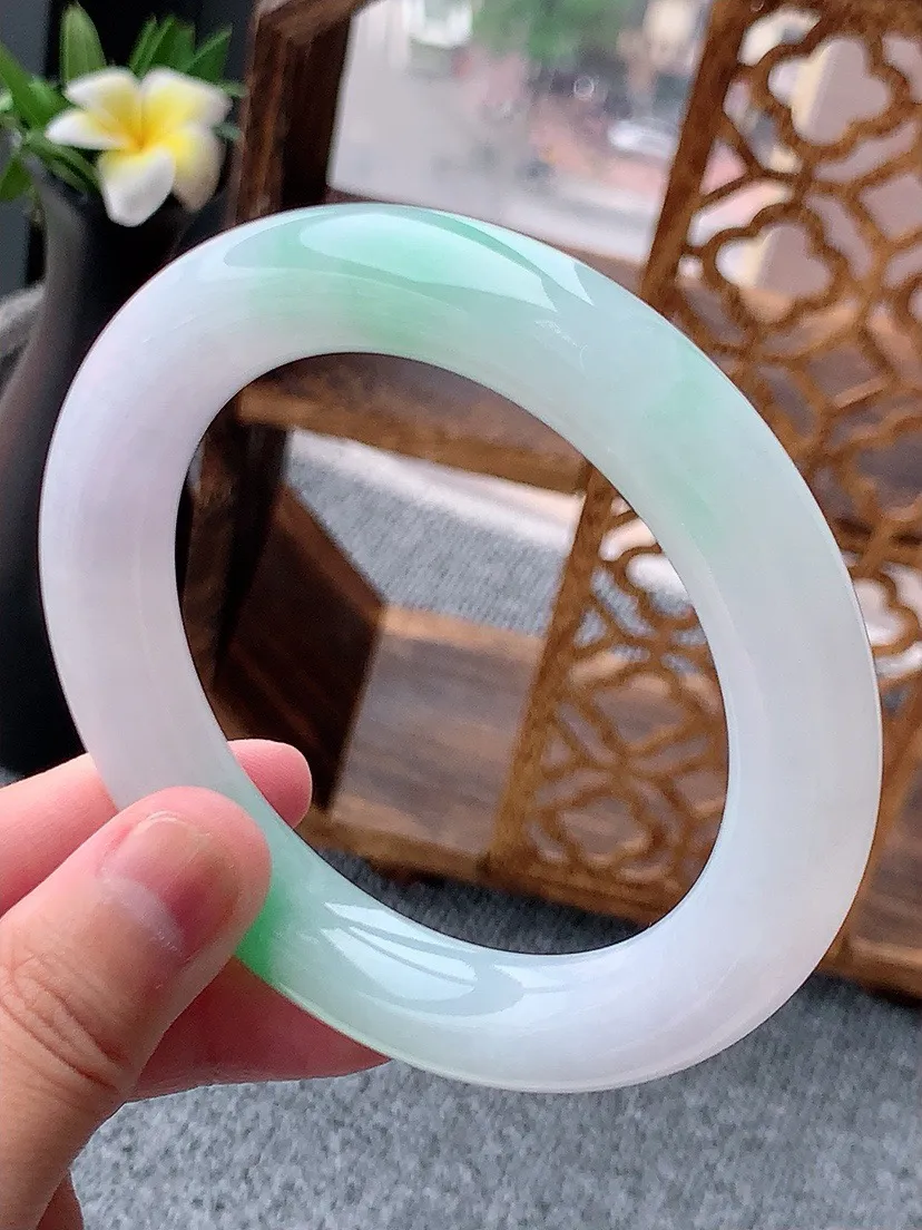 a货翡翠老坑飘绿胖圆条手镯60-61大圈口  尺寸60×12mm 重量89.80g 0803