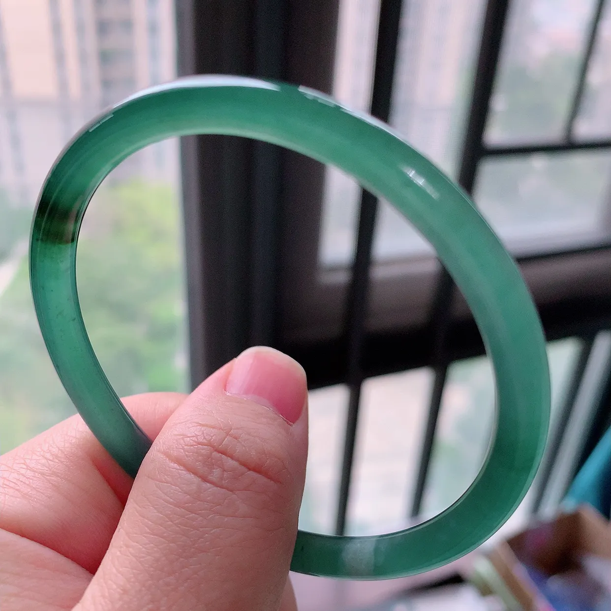 57圈口 冰种飘花翡翠圆条手镯：自然光实拍，天然A货翡翠 底子细腻  种老肉细   上手大气上档次！011.3尺寸57-5.6mm