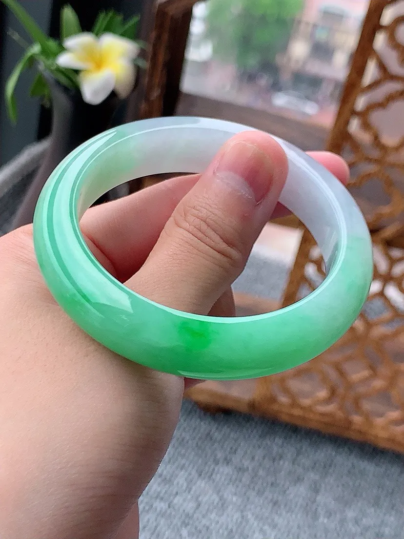 a货翡翠老坑飘绿半山半水正装正圈手镯52-53小圈口  尺寸52.5×12.6×8.5mm 重量57.16g 0803