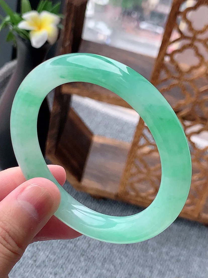 a货翡翠老坑满绿圆条手镯52-53小圈口 尺寸52.5×9.3mm 重量46.30g 0803