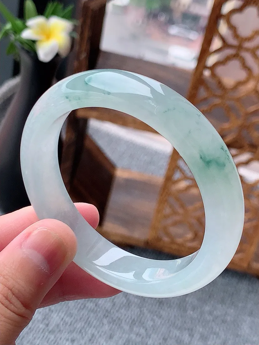 a货翡翠老坑冰种飘花正装正圈手镯52-53小圈口 尺寸52×11.8×7.8mm 重量49.97g 