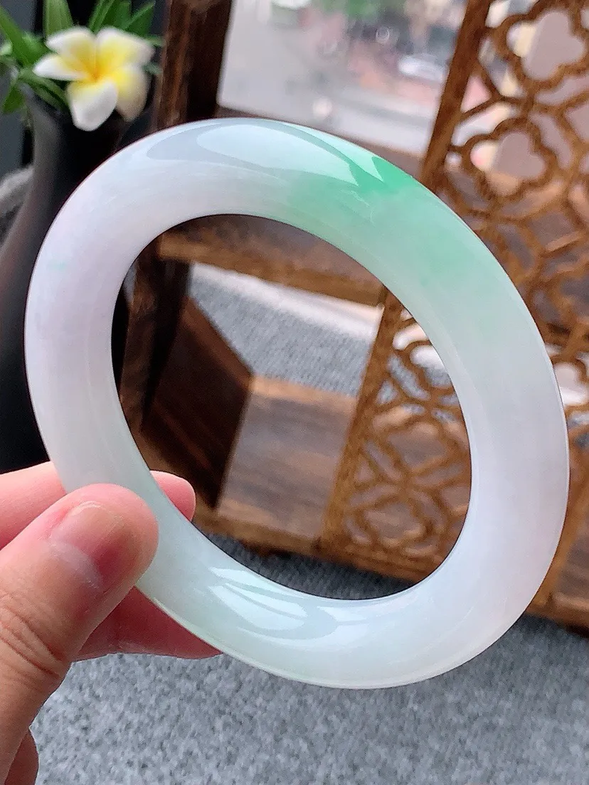 a货翡翠老坑飘绿胖圆条手镯60-61大圈口  尺寸60×12mm 重量89.80g 0803