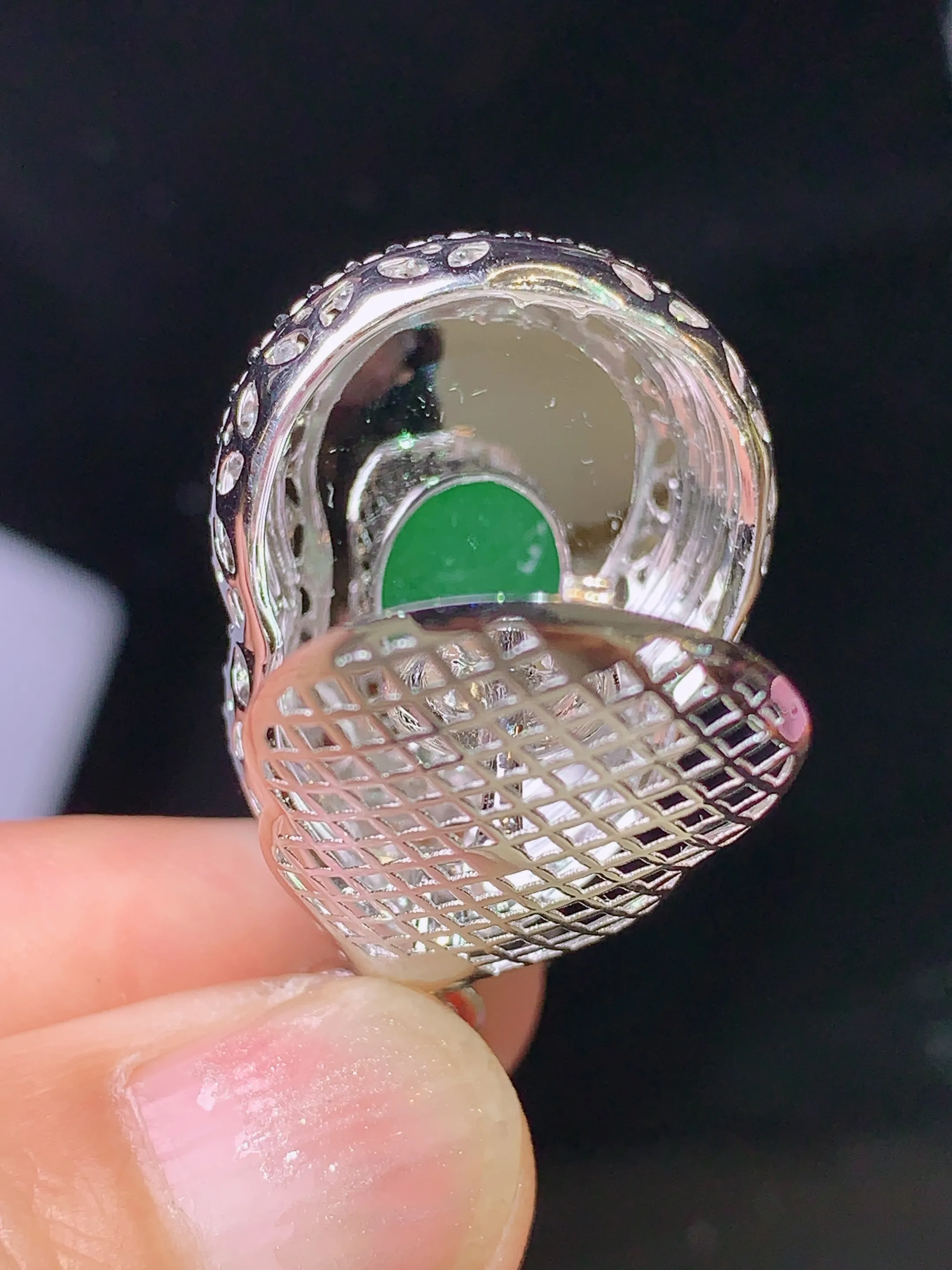 18k金钻镶嵌翠绿葫芦吊坠 玉质细腻 色泽清新艳丽 整体尺寸35*19.7*13.3