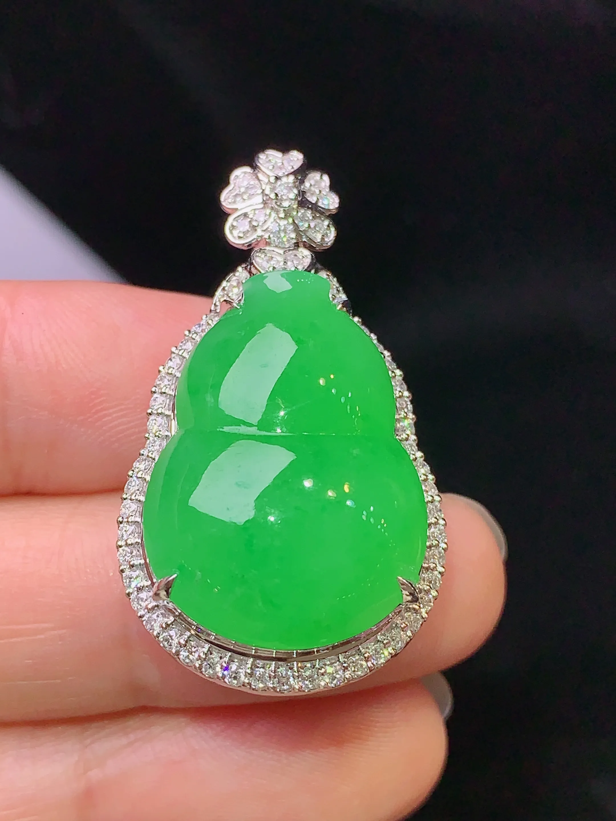 18k金钻镶嵌翠绿葫芦吊坠 玉质细腻 色泽清新艳丽 整体尺寸35*19.7*13.3