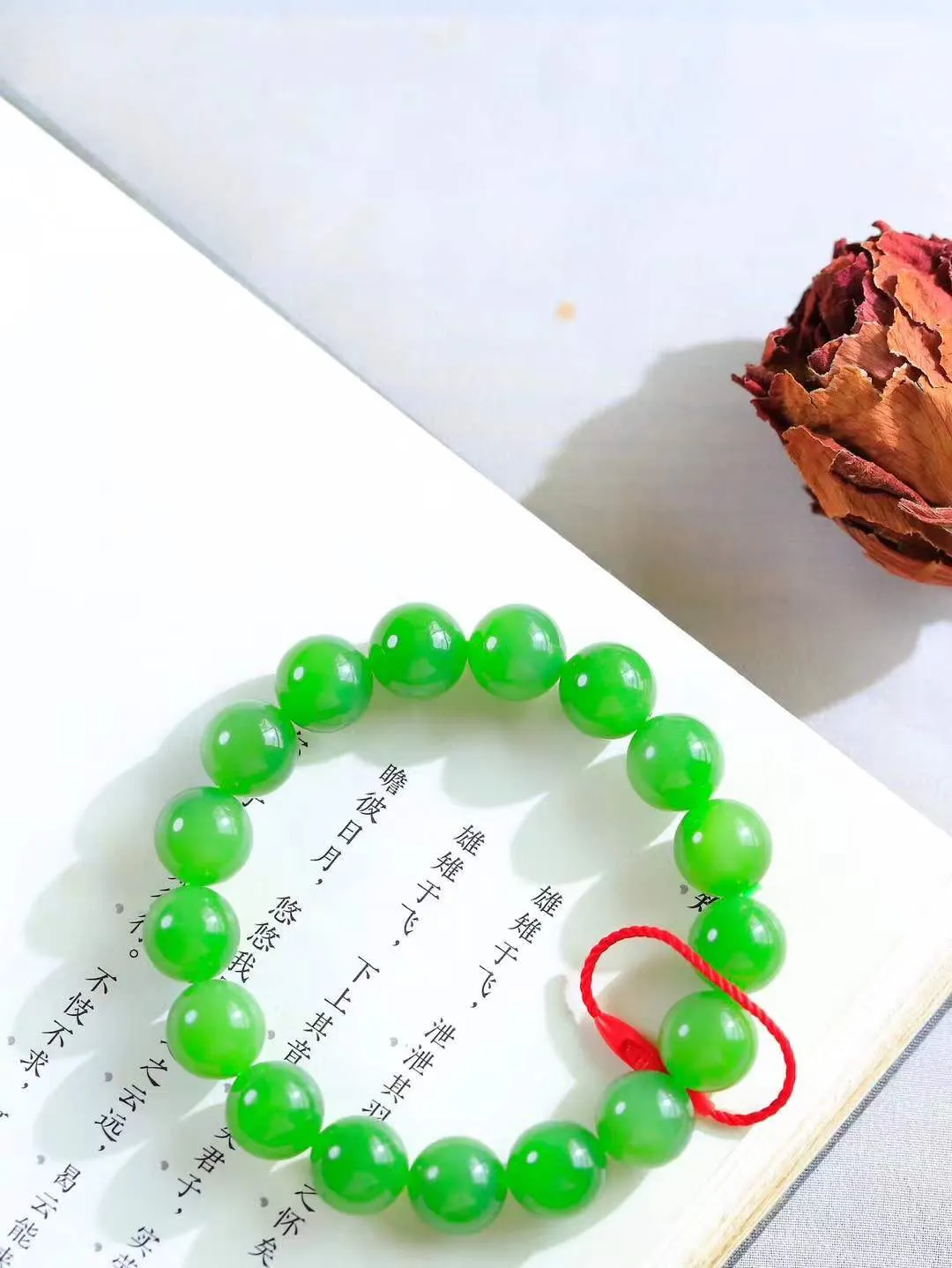 【珠圆玉润.手串】

精品和田玉碧玉珠圆玉润手串 玉质温润细腻  整串打磨圆润，佩戴舒适。珠珠落玉盘，间关莺语花底滑，一生美好时光，无论身在何处，都有它相伴相守。事事顺遂，幸福美满，吉祥如意。重46.3克 尺寸取一12.1mm  FDA-1180433