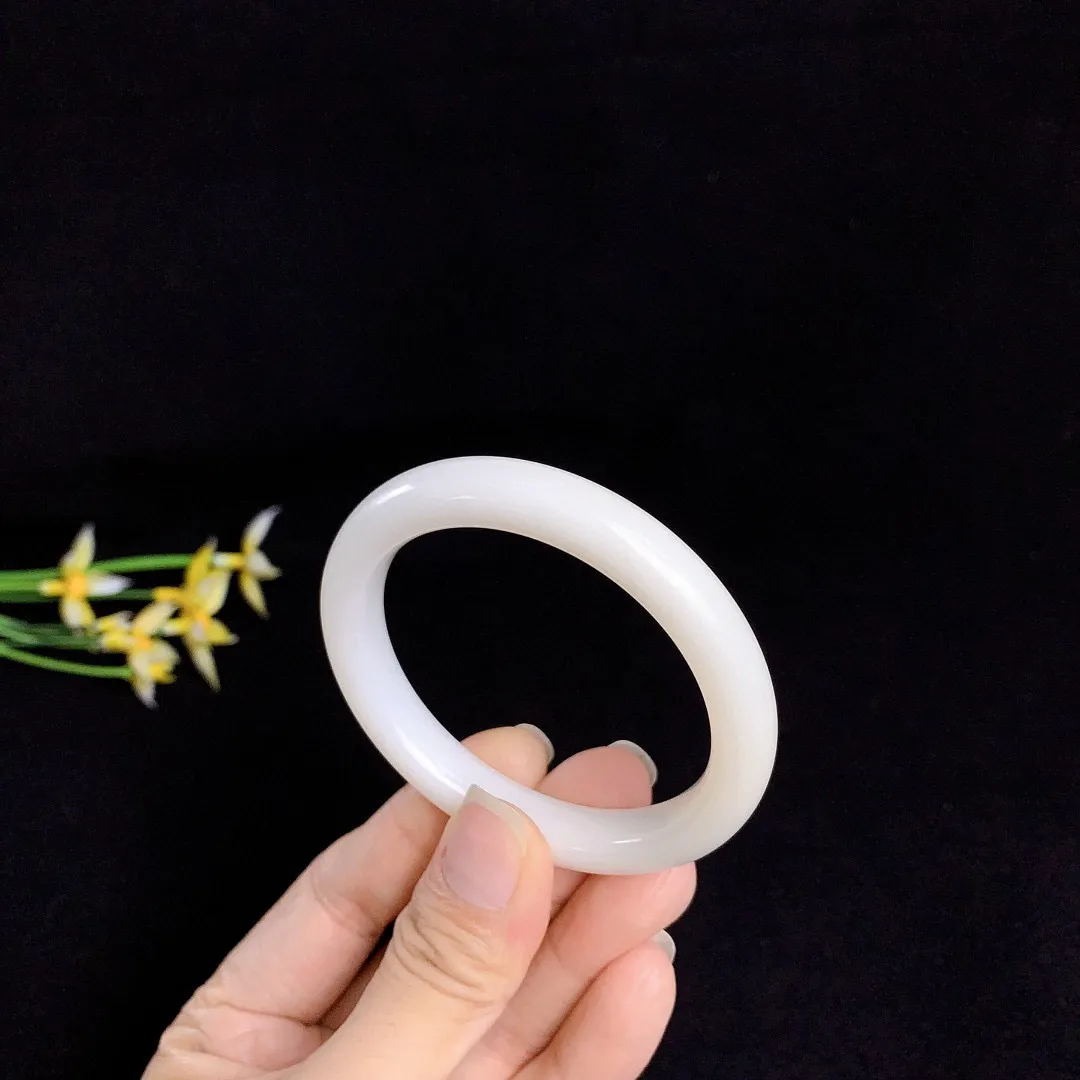 和田玉51圈口羊脂白飘糖手镯！玉质细腻油润 底色纯净 无裂无杂 脂粉好，品质高