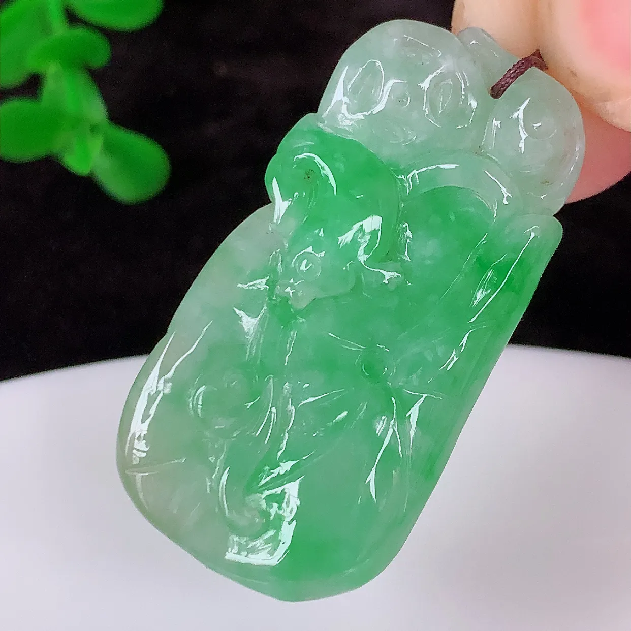 自然光实拍，冰润飘绿荷叶鱼、和和美美翡翠玉坠，财源广进，自然隐逸、荷本是素不着尘之物，有和美之寓意。#05.5