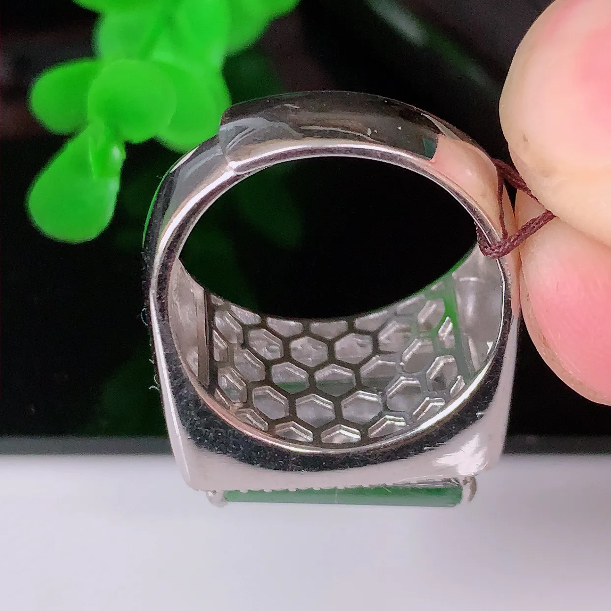 冰透满绿翡翠马鞍925银镶嵌戒指，自然光实拍，翠色灵动，颜色漂亮，种老水足，品相佳，佩戴佳品！#97.5（圈口可调大小）整体26.5*18.2*7裸石17-9