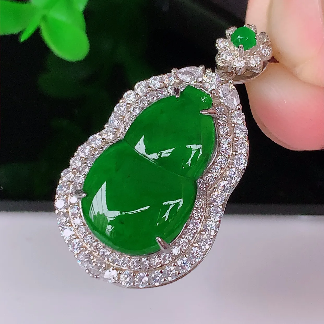 冰透满绿翡翠葫芦925银镶嵌吊坠，自然光实拍，翠色灵动，颜色漂亮，种老水足，品相佳，佩戴佳品！#97.5整体31*17.5*10.5裸石18*11.5