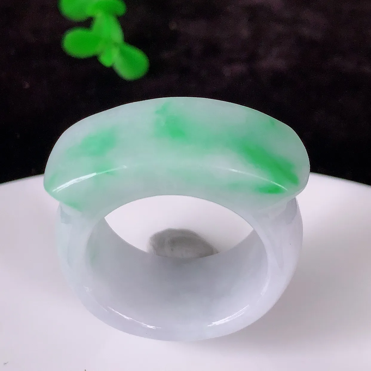 自然光实拍，21mm内径飘绿翡翠扳指，冰润指环，玉扳指，财源滚滚，玉质细腻起胶，26圈口，种水好！#57.5尺寸21-12.5-5