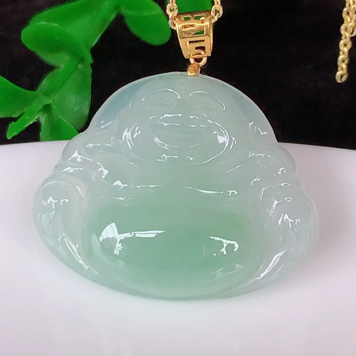 自然光实拍，18K金镶嵌冰种淡绿翡翠佛公吊坠，冰透饱满， 佛公亦保平安，寓意有福（佛公）相伴，品相佳
