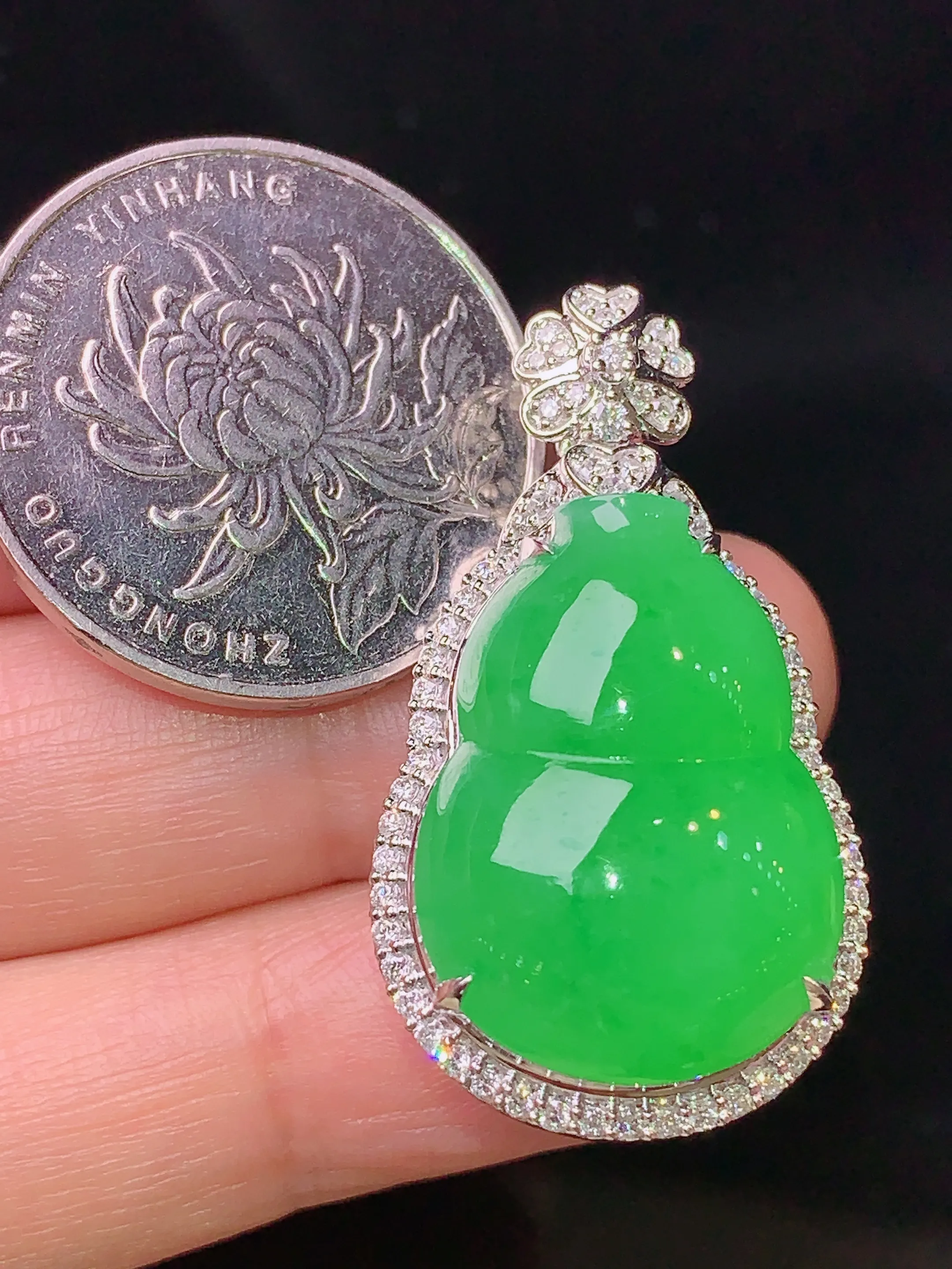 18k金钻镶嵌翠绿葫芦吊坠 玉质细腻 色泽清新艳丽 整体尺寸35*19.7*13.3