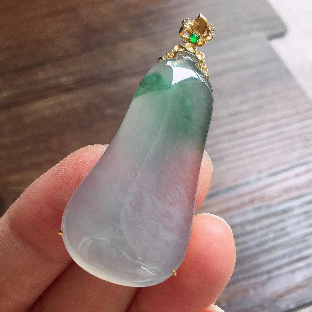 冰种飘花福瓜吊坠，18k金扣头，冰润细腻，品相好，种水足 尺寸53*22*8.3