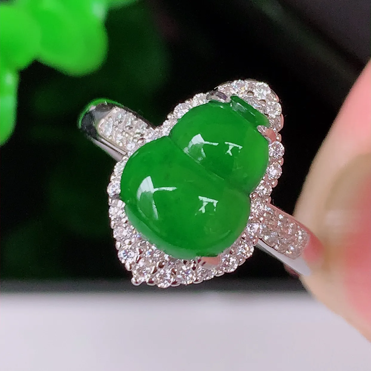 冰透满绿翡翠葫芦925银镶嵌戒指，自然光实拍，翠色灵动，颜色漂亮，种老水足，品相佳，佩戴佳品！#97.5（圈口可调大小）整体26.5*18*7.5裸石9.8*7.8