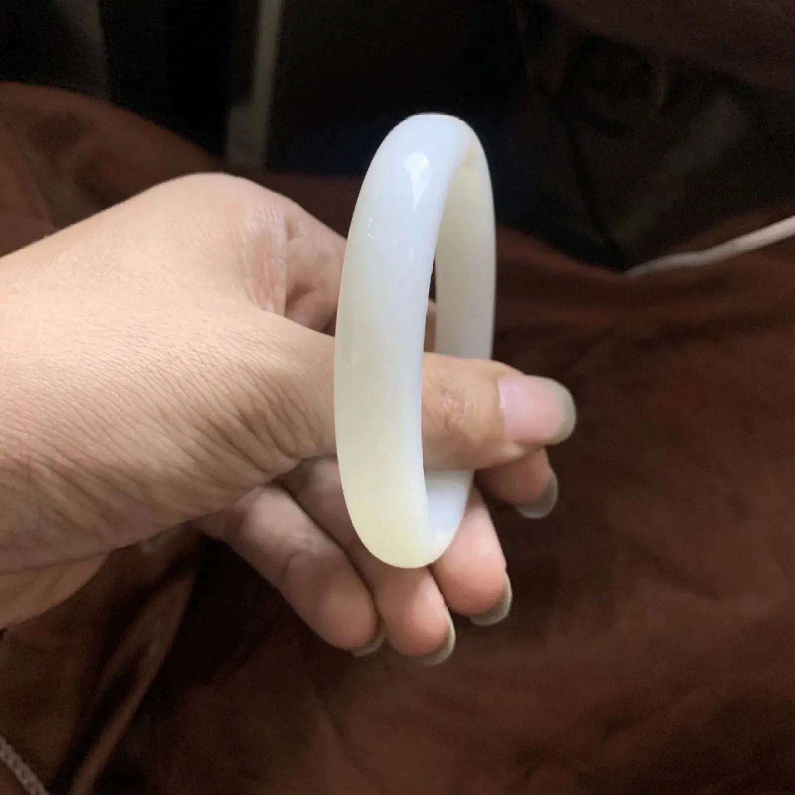和田玉57圈口羊脂白手镯！撒金皮，玉质细腻油润 底色纯净 无裂无杂 脂粉好，品质好