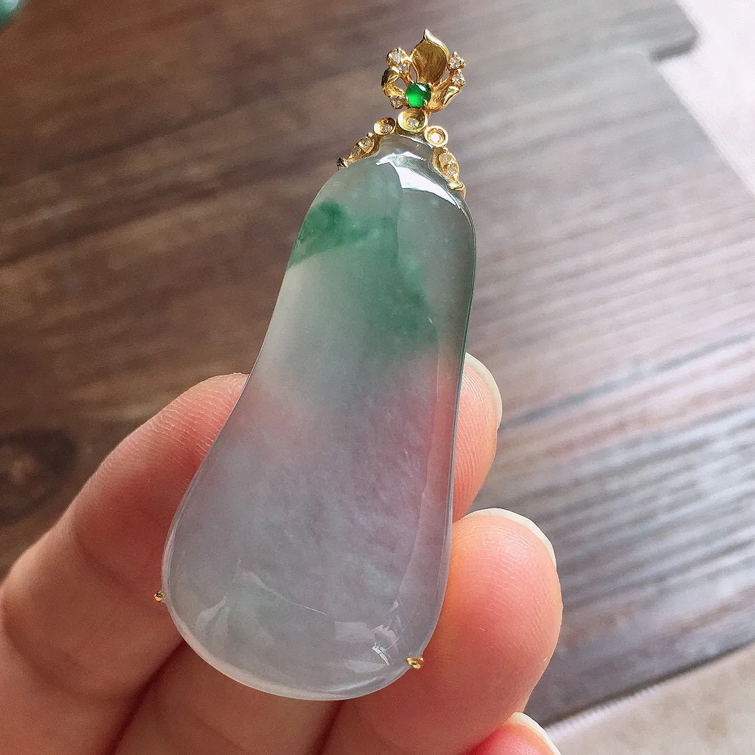 冰种飘花福瓜吊坠，18k金扣头，冰润细腻，品相好，种水足 尺寸53*22*8.3