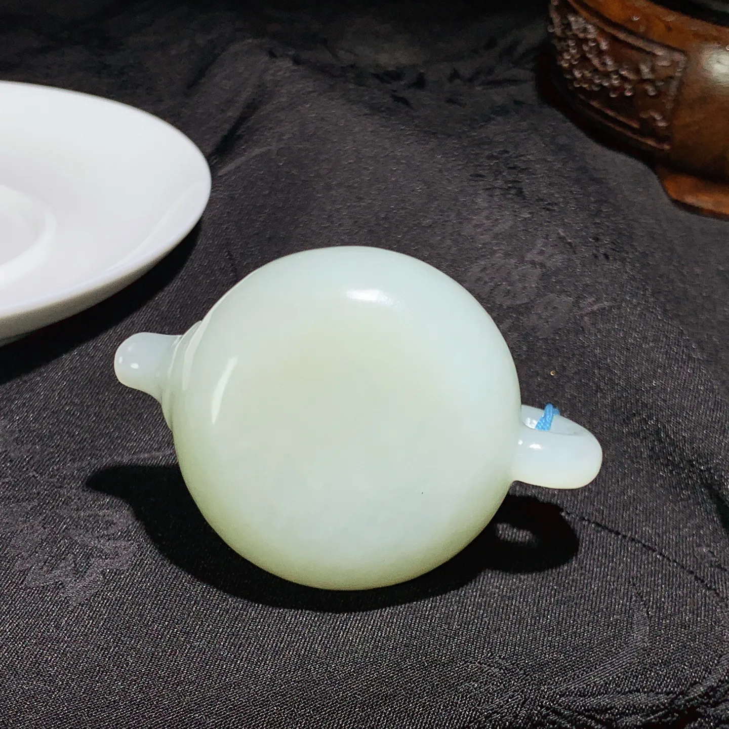 和田玉把把壶。尺寸61/42/32重64克 玉质细腻油润 底色纯净 脂粉好，品质好！lt250805