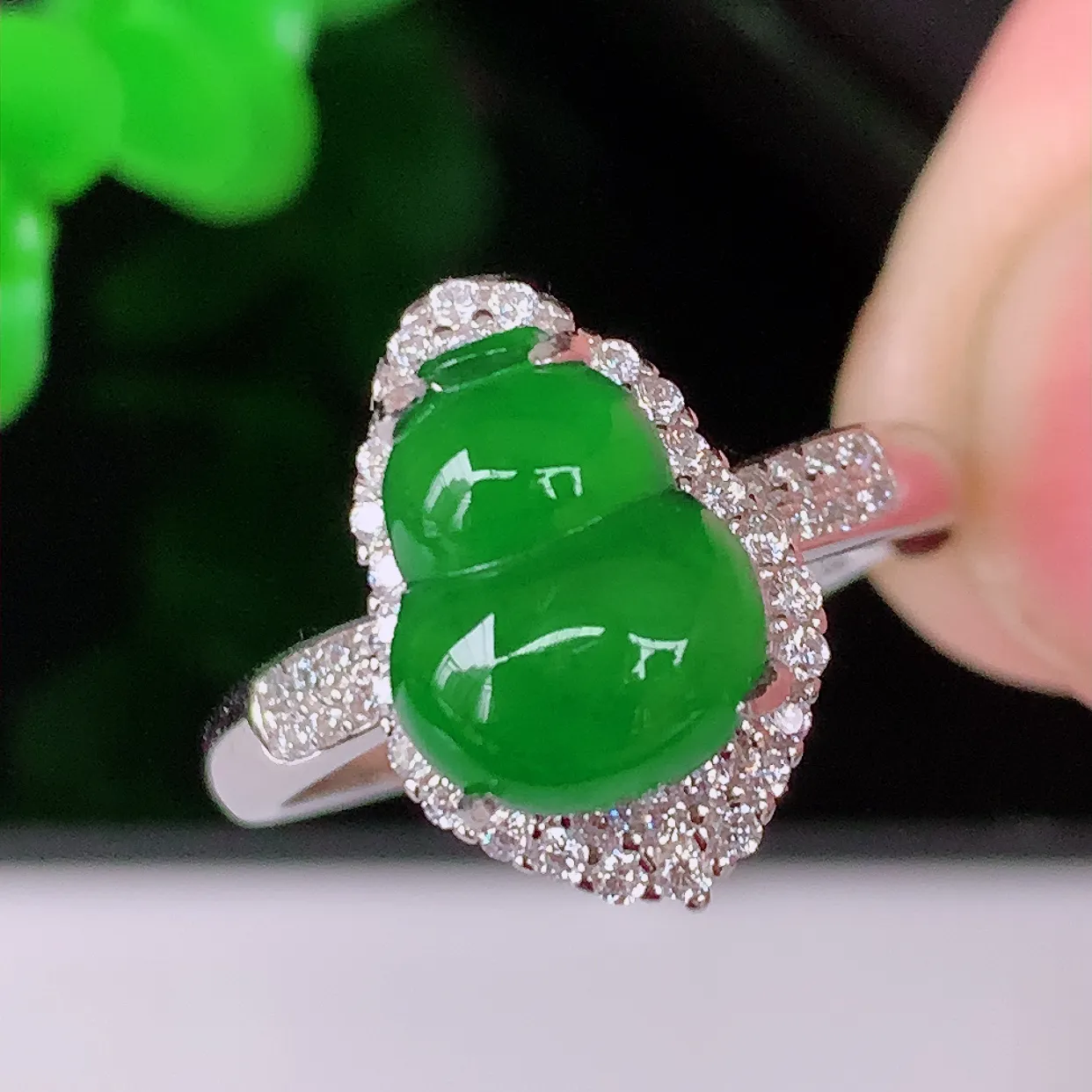 冰透满绿翡翠葫芦925银镶嵌戒指，自然光实拍，翠色灵动，颜色漂亮，种老水足，品相佳，佩戴佳品！#97.5（圈口可调大小）整体26.5*18*7.5裸石9.8*7.8