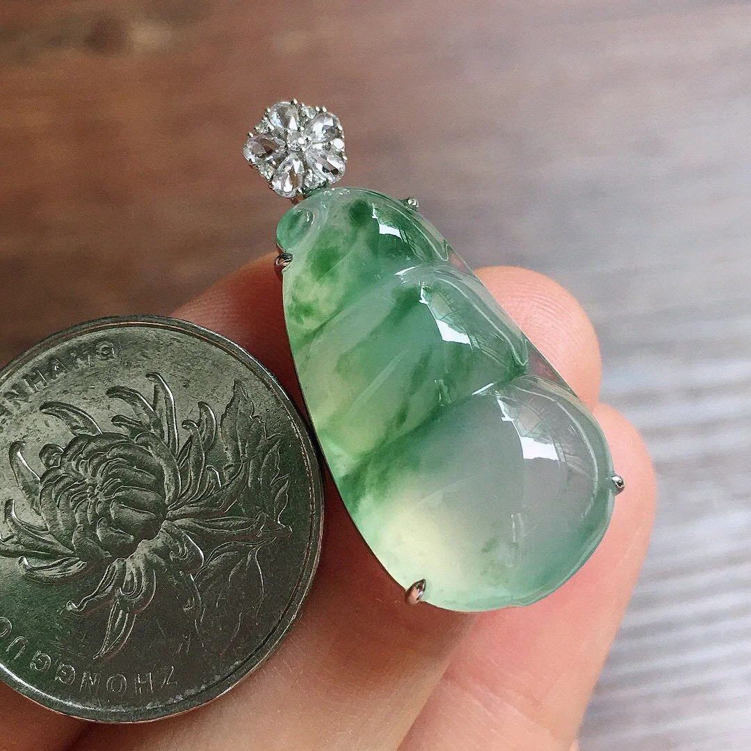 冰飘花福豆吊坠，18k金镶嵌，冰润饱满，玉质细腻，种水足 尺寸34.7*15.6*8.9